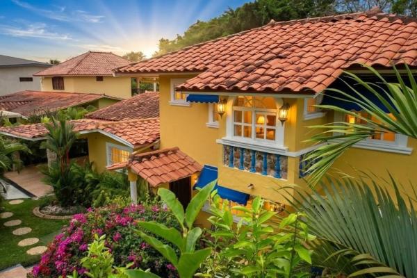 Coronado golf club home with pool
