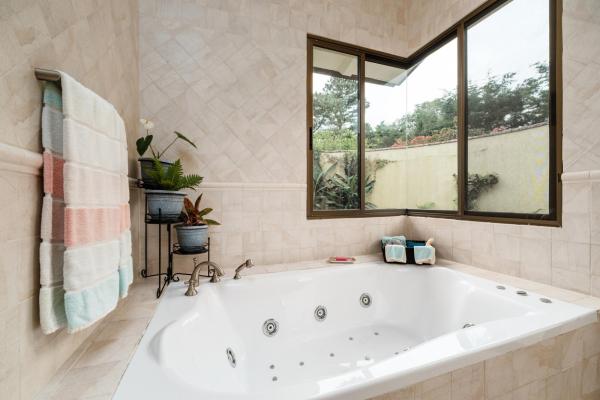 Casa en boquete con casita y vistas impresionantes al volcán