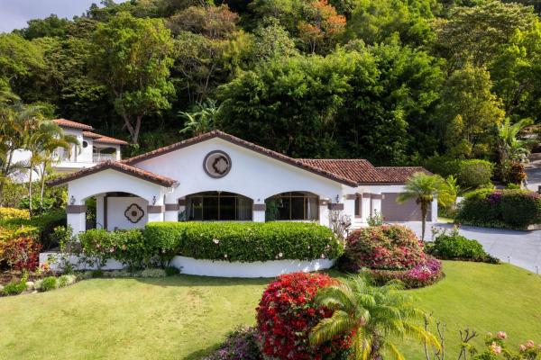 Luxury home for sale in valle escondido boquete