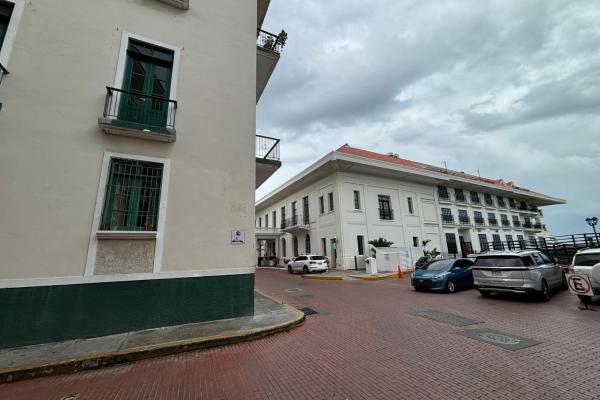 Commercial building with roi in casco viejo.