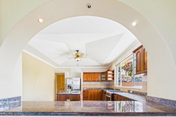 Casa con vistas a la montaña y al océano en venta en sora