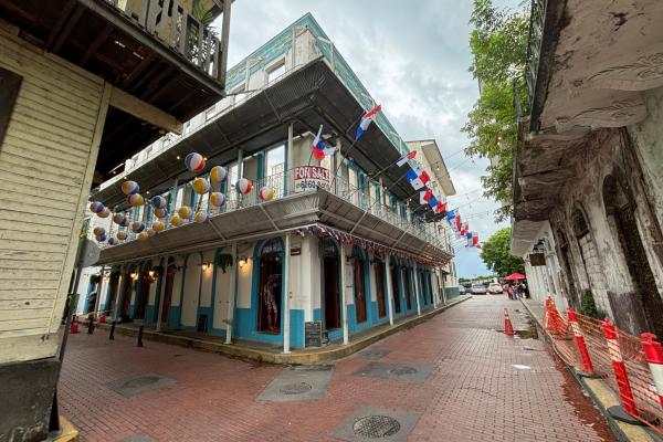Commercial building with roi in casco viejo.