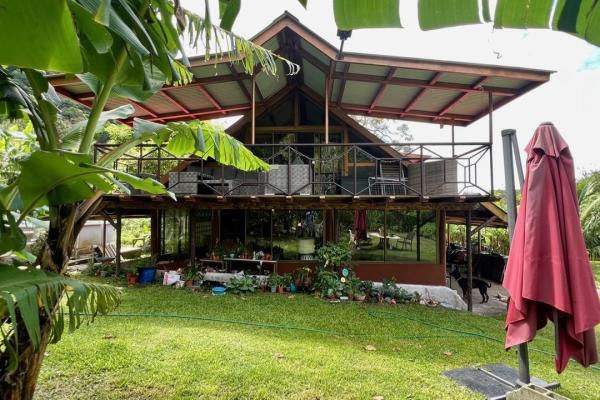 Casa con amplio terreno en la laguna