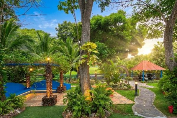 Coronado golf club home with pool