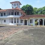 Mansion + 2 houses on 1.3 hectares near the beach