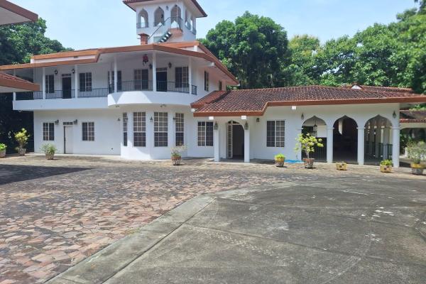 Mansion + 2 houses on 1.3 hectares near the beach