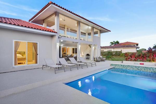 Casa moderna con vista al mar en andromeda estates pedasi