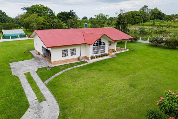 La casa de tus sueños con un amplio terreno en boquerón
