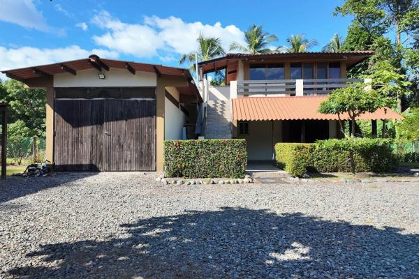 Home with 3 apartments, lagoon access