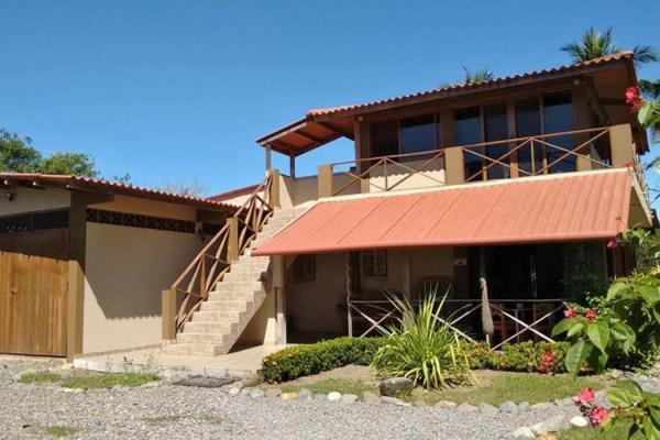 Home with 3 apartments, lagoon access