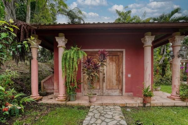 Finca residencial de 3,69 hectáreas con lagos, río y bosque.