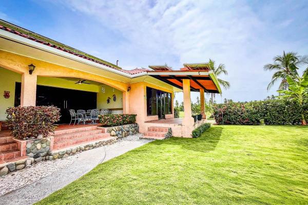 Casa junto a la playa con paneles solares en las lajas