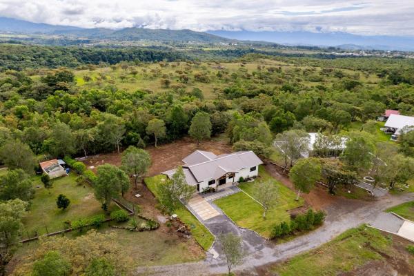 Nueva casa potrerillos con acabados de calidad.