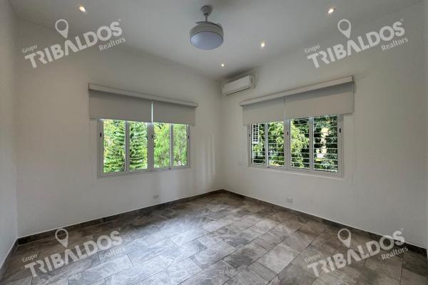 Venta o alquiler de espectacular casa en altos del golf con piscina