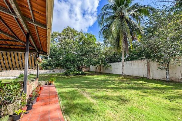 Casa con piscina en lote de 2.239 m²