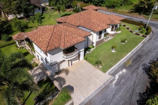 Casa frente a la playa en buenaventura, panamá