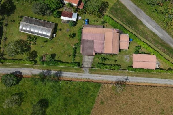 Casa familiar con jardines y taller en un terreno de 3486 m² en potrerillos