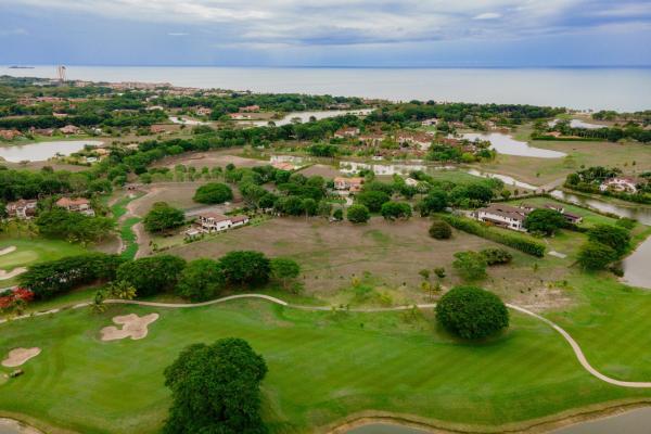 Lot facing the golf course in buenaventura