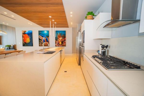Se vende exclusivo apartamento de 3 habitaciones frente a la isla.