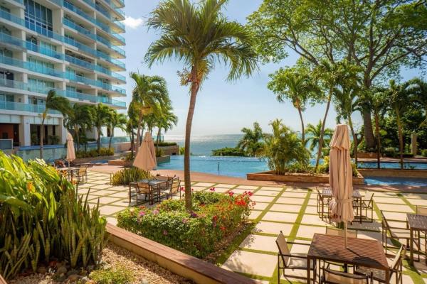 Beachfront living condo gorgona close to coronado