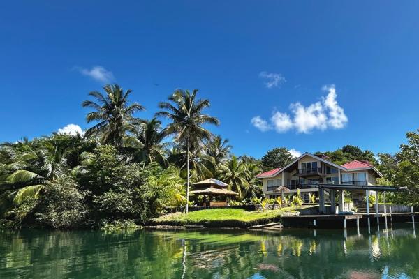 Hermosa villa frente al agua con muelle privado en sunset point, isla colón