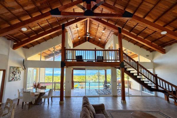 Hermosa villa frente al agua con muelle privado en sunset point, isla colón