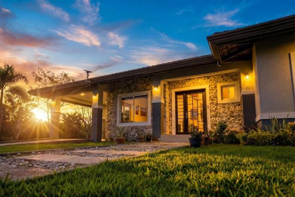 Modern furnished 2-bedroom home in boquete