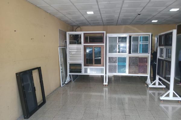 Se vende local comercial y dos casas