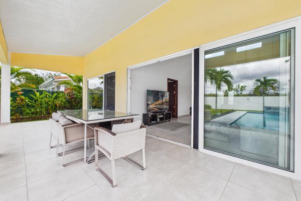 Hermosa casa moderna de 2 dormitorios con piscina