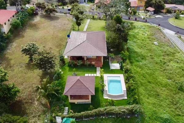 Cozy 2 bedrooms mountain home with pool