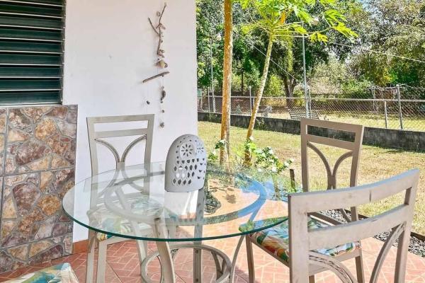 Casa en pedasí con área independiente para huéspedes
