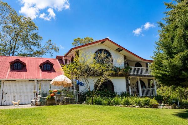Highland home with 2 hectares in volcan
