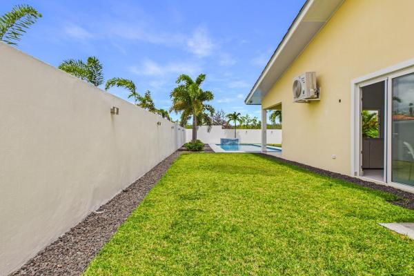 Hermosa casa moderna de 2 dormitorios con piscina