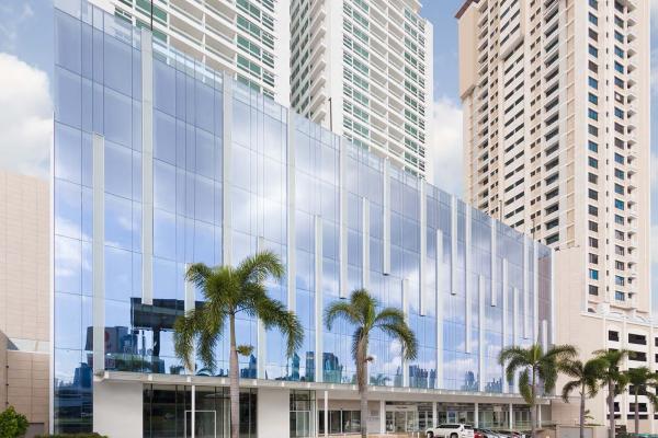 Local en calle 50, the towers