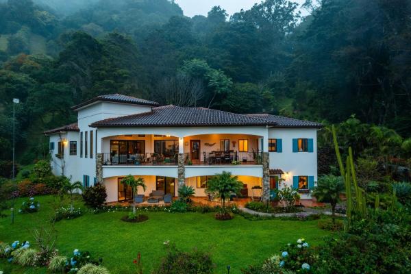 Elegant 5-bedroom furnished estate in boquete