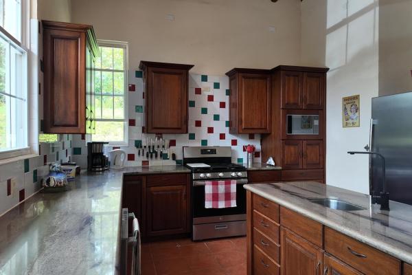 Spacious home for sale in altos del maria with pan