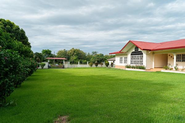 La casa de tus sueños con un amplio terreno en boquerón