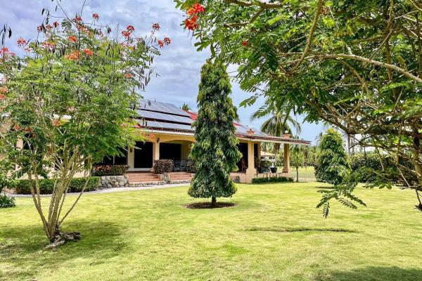 Casa junto a la playa con paneles solares en las lajas