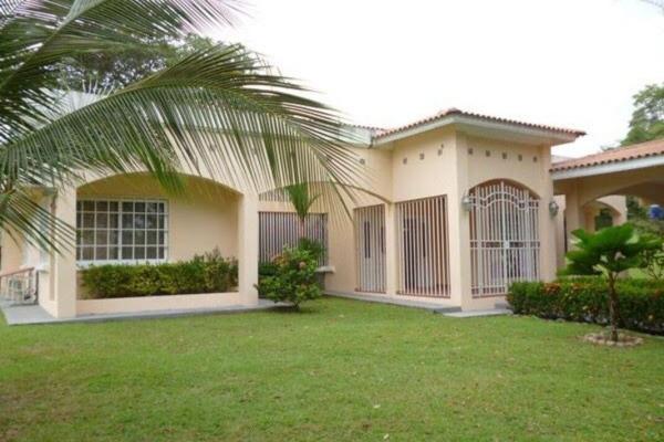 House for sale with land in coloncito, chame