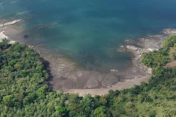 Terreno insular de 10,5 hectáreas con acceso por carretera.