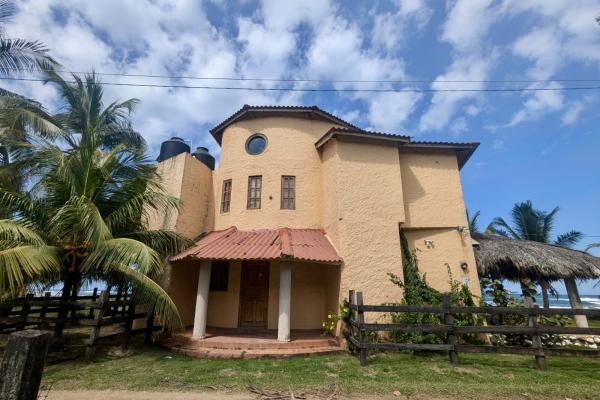 Sale of a beachfront house in palenque, colon.