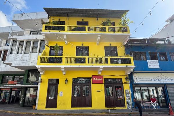 Building across from plaza arango in santa ana.