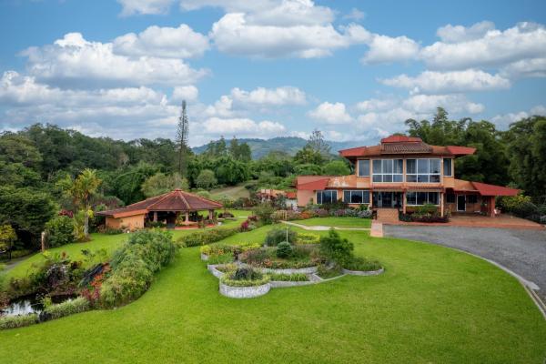 Finca de inversión en las tierras altas con concesión de aguas poco comunes