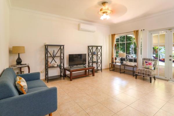Venta de casa unifamiliar en palmeras del este, costa del este remodelada