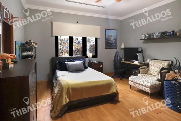 Venta de casa de 2 niveles en altos del golf