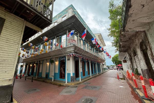 Commercial building with roi in casco viejo.