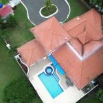 4 bedroom house with private pool and jacuzzi