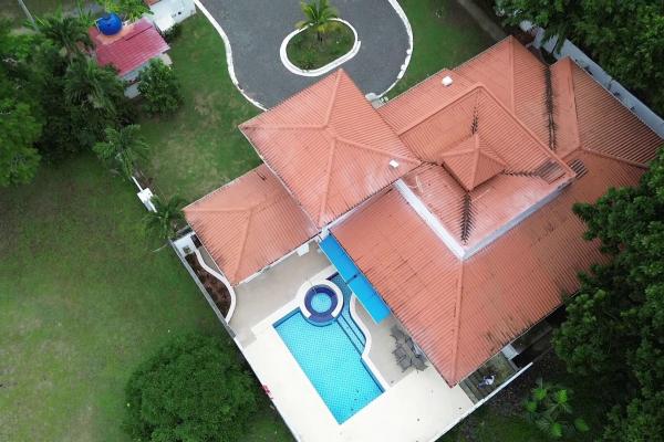 4 bedroom house with private pool and jacuzzi