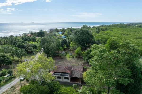 Home with 3 apartments, lagoon access