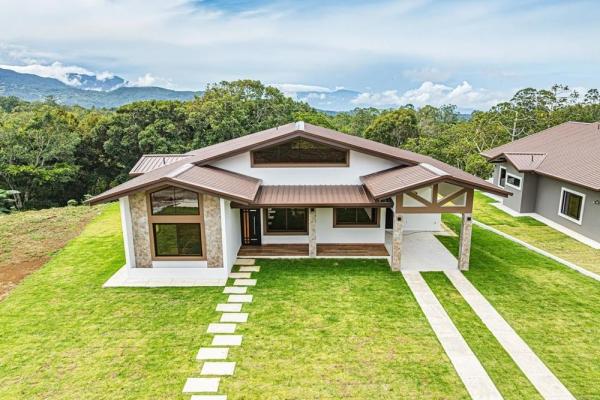 Casa contemporánea con vistas a la montaña en palmira